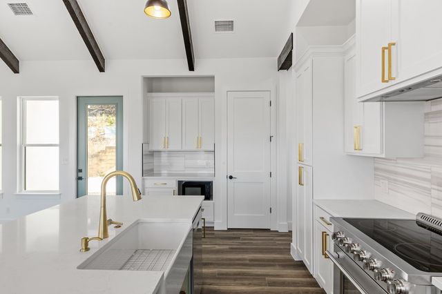 1825 Foothills Dr, Kerrville, TX 78028