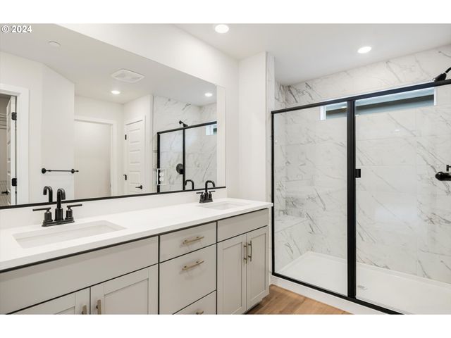 381 W MAPLE St, Washougal, WA 98671