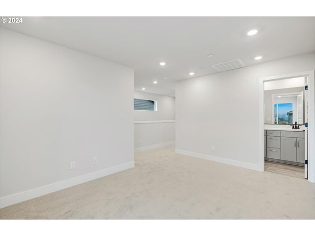 381 W MAPLE St, Washougal, WA 98671