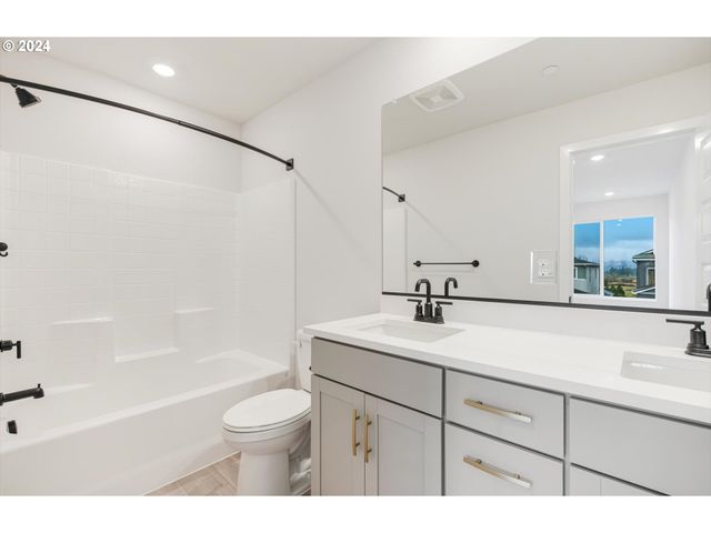 381 W MAPLE St, Washougal, WA 98671