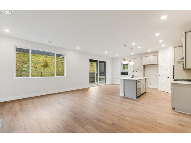 381 W MAPLE St, Washougal, WA 98671