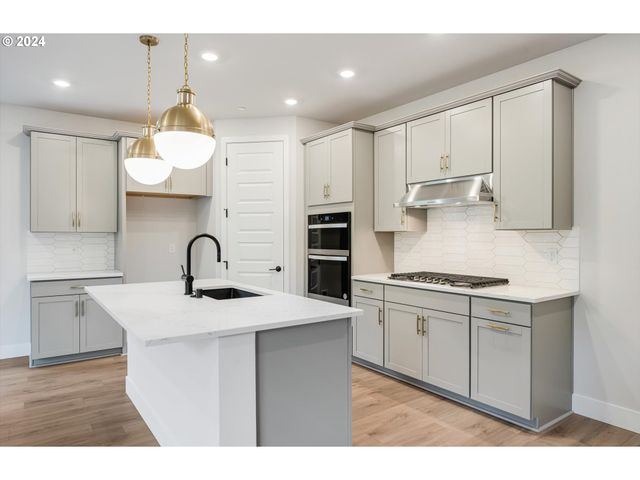 381 W MAPLE St, Washougal, WA 98671