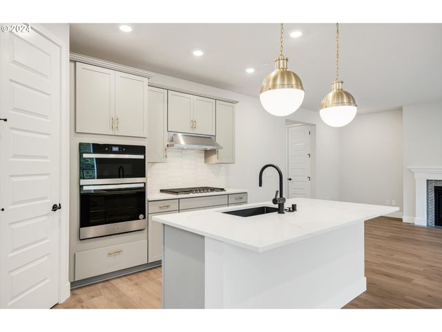 381 W MAPLE St, Washougal, WA 98671