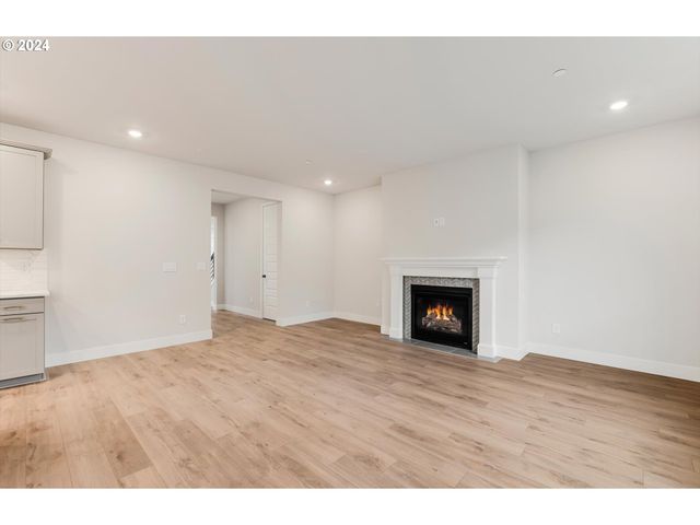 381 W MAPLE St, Washougal, WA 98671