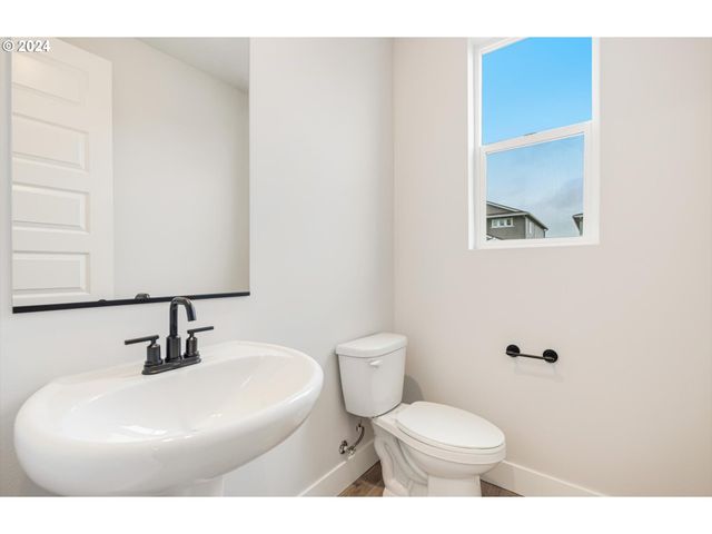 381 W MAPLE St, Washougal, WA 98671