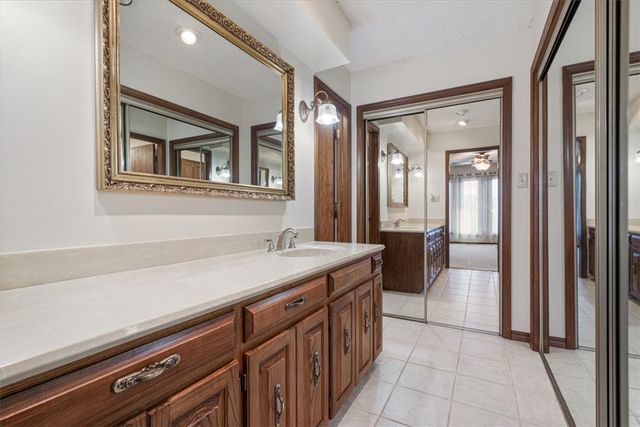 27 Horseshoe Drive, Holiday Island, AR 72631