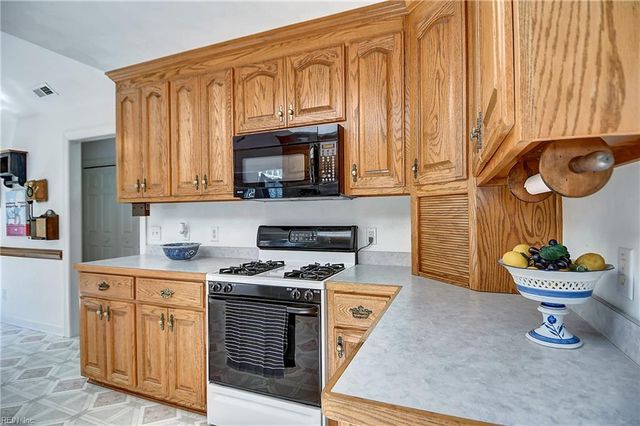 15219 Newbill LN, Carrollton, VA 23314