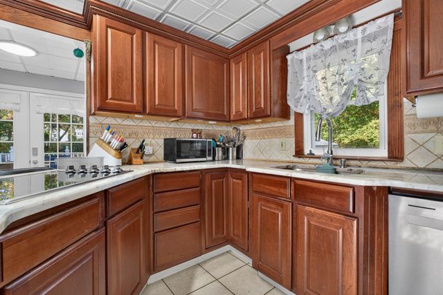 74 Arlington St, Leominster, MA 01453