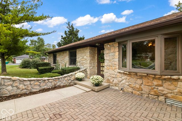 2448 S Sunrise Drive, New Palestine, IN 46163