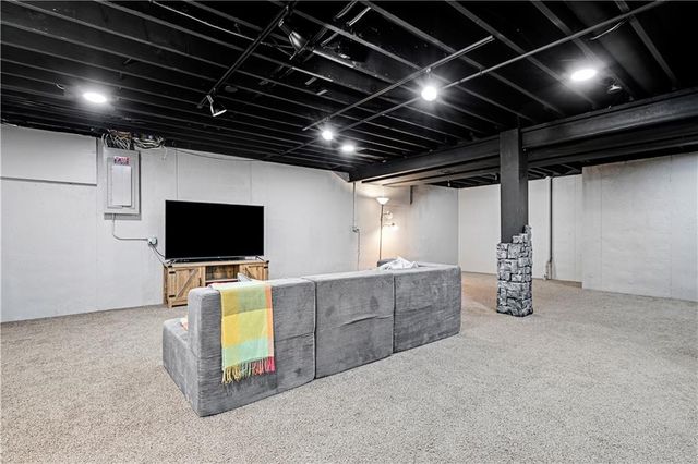 1480 E Sleepy Hollow Drive, Olathe, KS 66062