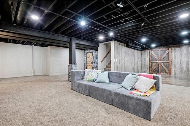 1480 E Sleepy Hollow Drive, Olathe, KS 66062