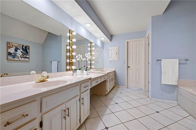 1480 E Sleepy Hollow Drive, Olathe, KS 66062