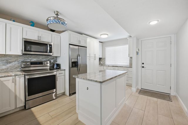 3138 Via Poinciana 306, Lake Worth, FL 33467