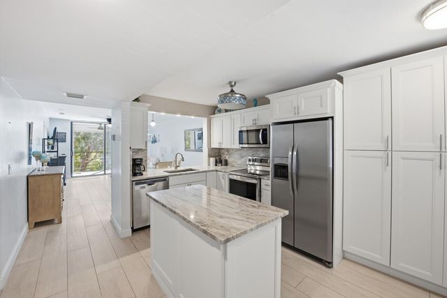 3138 Via Poinciana 306, Lake Worth, FL 33467