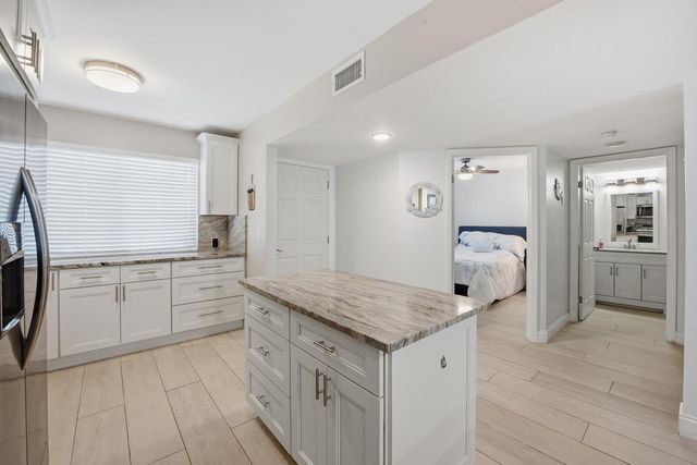 3138 Via Poinciana 306, Lake Worth, FL 33467