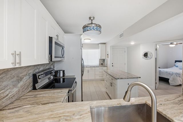 3138 Via Poinciana 306, Lake Worth, FL 33467