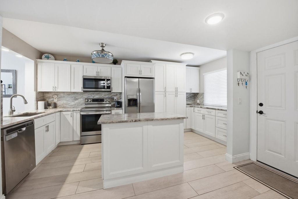 3138 Via Poinciana 306, Lake Worth, FL 33467