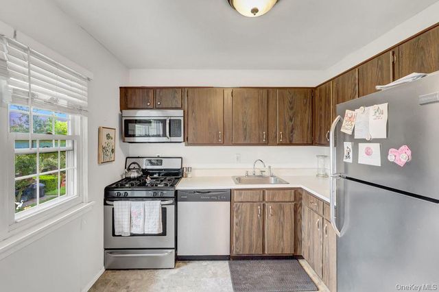 102 Mariners Way, Copiague, NY 11726