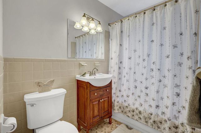 102 Mariners Way, Copiague, NY 11726
