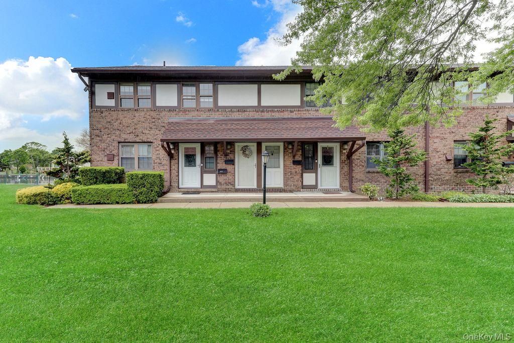 102 Mariners Way, Copiague, NY 11726