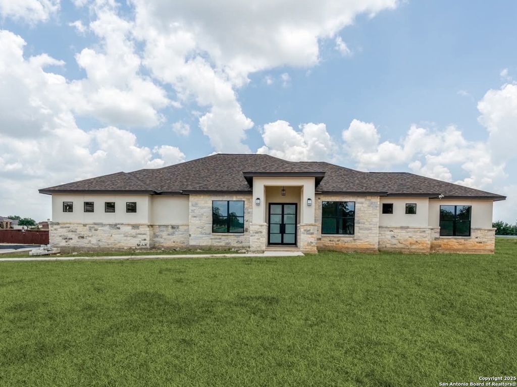 108 Abrego Trail, Floresville, TX 78114