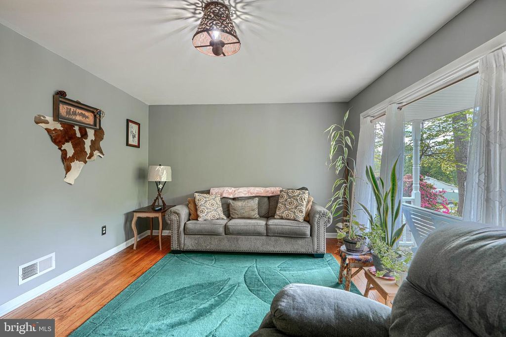 Image 19 of property listing at 9807 HILLTOP DR, Baltimore, MD 21234