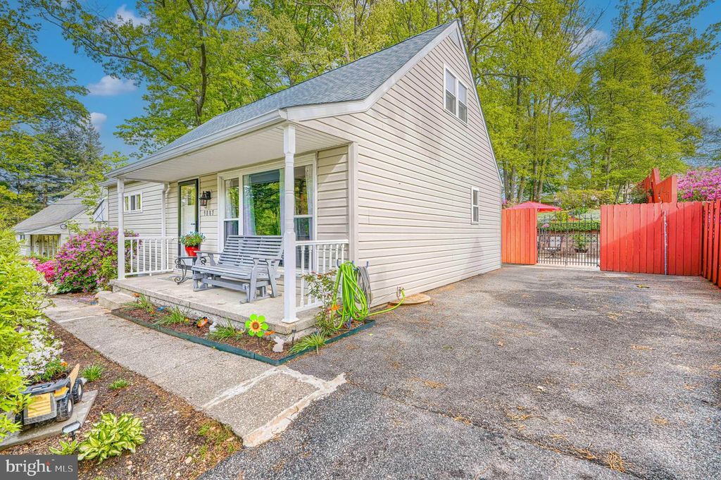 Image 3 of property listing at 9807 HILLTOP DR, Baltimore, MD 21234