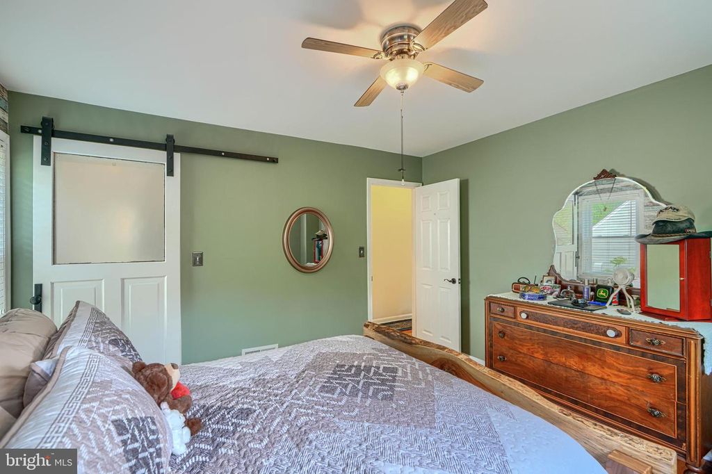Image 35 of property listing at 9807 HILLTOP DR, Baltimore, MD 21234