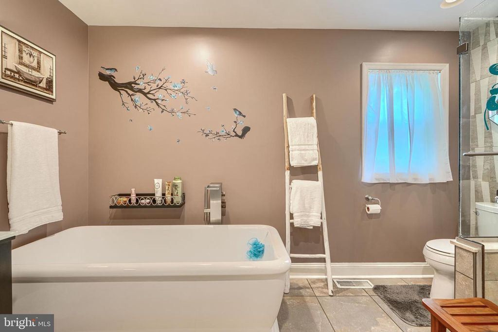 Image 39 of property listing at 9807 HILLTOP DR, Baltimore, MD 21234