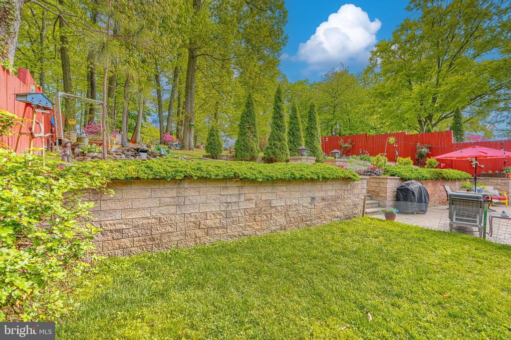 Image 8 of property listing at 9807 HILLTOP DR, Baltimore, MD 21234
