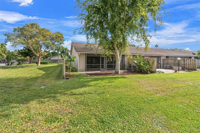 5149 E Lakes Dr, Deerfield Beach, FL 33064