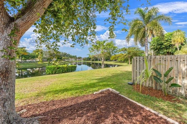 5149 E Lakes Dr, Deerfield Beach, FL 33064