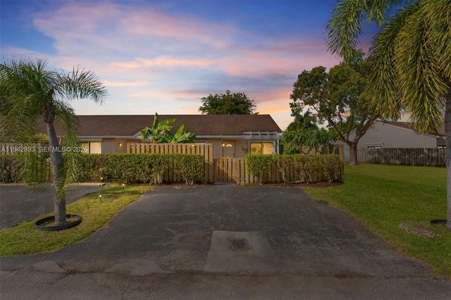 5149 E Lakes Dr, Deerfield Beach, FL 33064