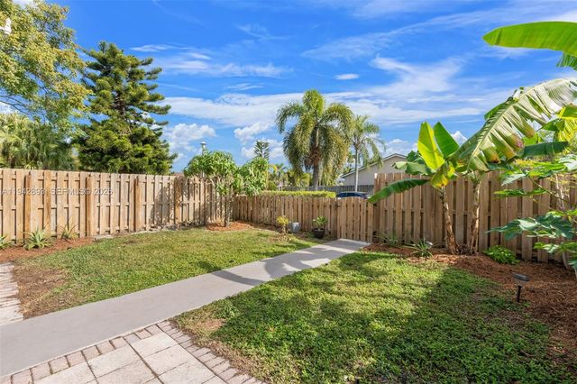 5149 E Lakes Dr, Deerfield Beach, FL 33064