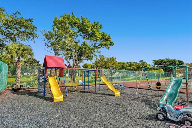 5149 E Lakes Dr, Deerfield Beach, FL 33064