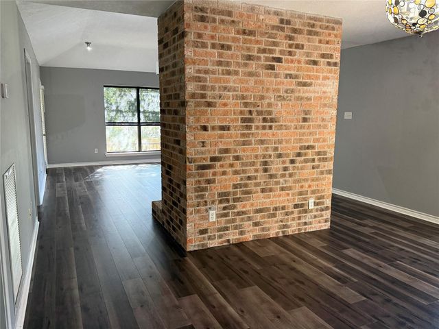 16 Golfview Manor Road, Huntsville, TX 77340