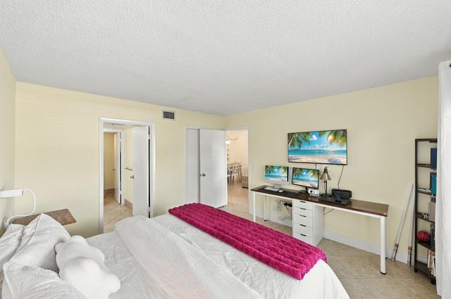 6585 Somerset Drive 102, Boca Raton, FL 33433