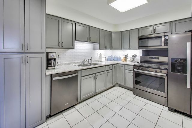 717 Killarney Court 2D, Schaumburg, IL 60193