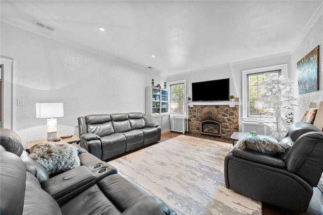 1281 Washington Rd, Mt Lebanon, PA 15228