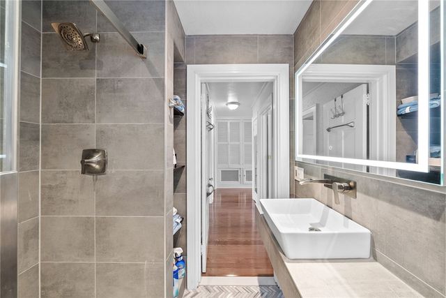 1281 Washington Rd, Mt Lebanon, PA 15228