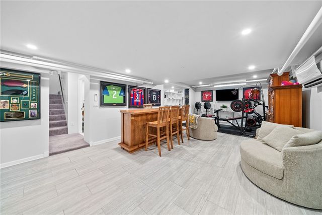 1281 Washington Rd, Mt Lebanon, PA 15228