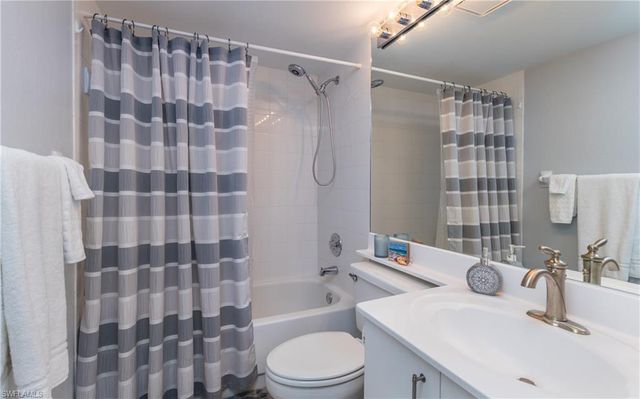 5825 Trailwinds DR 425, Fort Myers, FL 33907