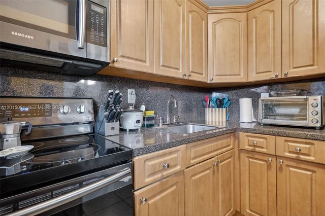 1755 W 60th St D301, Hialeah, FL 33012