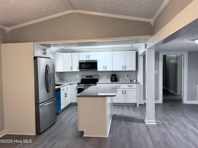 305 E Oak Street, Lake Waccamaw, NC 28450