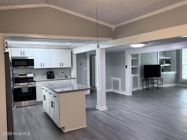 305 E Oak Street, Lake Waccamaw, NC 28450