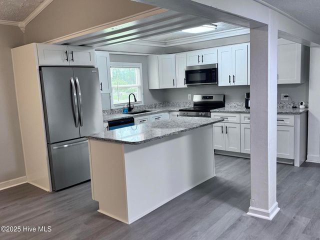 305 E Oak Street, Lake Waccamaw, NC 28450