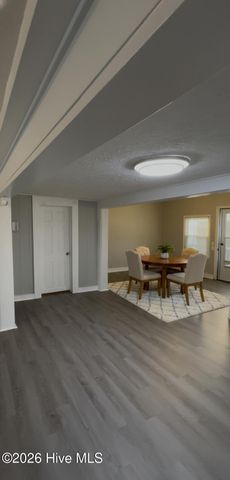 305 E Oak Street, Lake Waccamaw, NC 28450