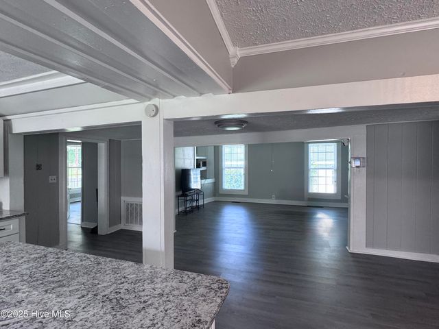 305 E Oak Street, Lake Waccamaw, NC 28450