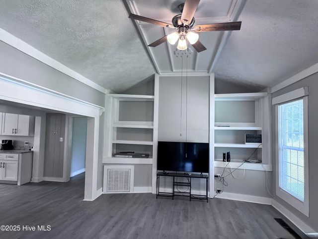 305 E Oak Street, Lake Waccamaw, NC 28450