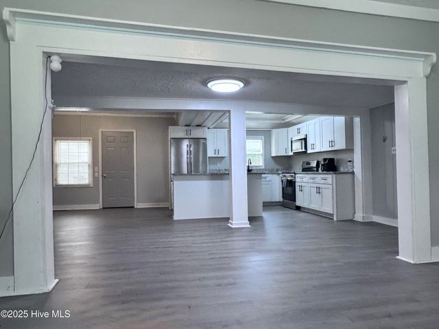 305 E Oak Street, Lake Waccamaw, NC 28450